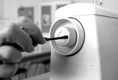 Photograph of loosening the screw in the face of the locknut in order to remove the clutch and handwheel.