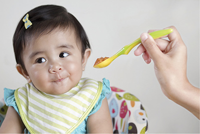 Foto de bebé comiendo
