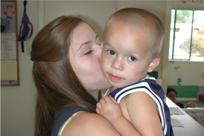 Photograph of a mother embracing her young child./Fotografa de una madre abrazando a su nio pequeo. 