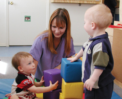 Photograph of a mother and two young children./Fotografa de una madre y dos hijos pequeos. 