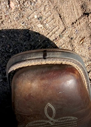 Fig. 04: Photograph of the tip of a boot with a mark on it.